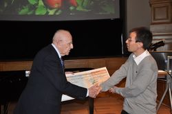Winnaar Pierre-Marie Le Roux ontvangt de award in 2013 uit handen van professor Albert Soenen.