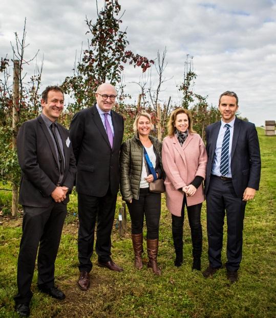 Van links naar rechts: Dany Bylemans, algemeen directeur pcfruit; Phil Hogan, Europees commissaris voor Landbouw; Joke Schauvliege, Vlaams minister van Omgeving, Natuur en Landbouw; Inge Moors, voorzitter pcfruit en gedeputeerde Landbouw Provincie Limburg en Tom Vandenkendelaere, lid EU-commissie Landbouw.