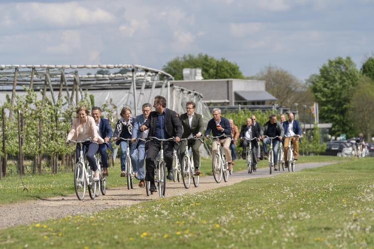 Minister Van den Heuvel bezoekt fruitstreek