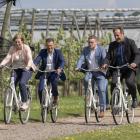 Minister Van den Heuvel bezoekt fruitstreek